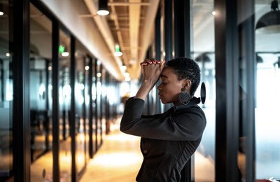 7 em cada 10 líderes brasileiros já cogitaram deixar a função; o motivo? Os impactos da liderança na própria saúde mental