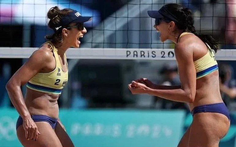 Carol e Bárbara viram sobre fortes holandesas e avançam em 1º no vôlei de praia na Olimpíada