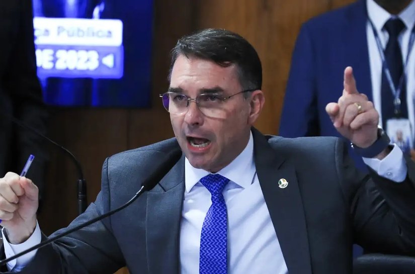 Em dia de operação contra Jair Bolsonaro, Flávio desembarca na Europa