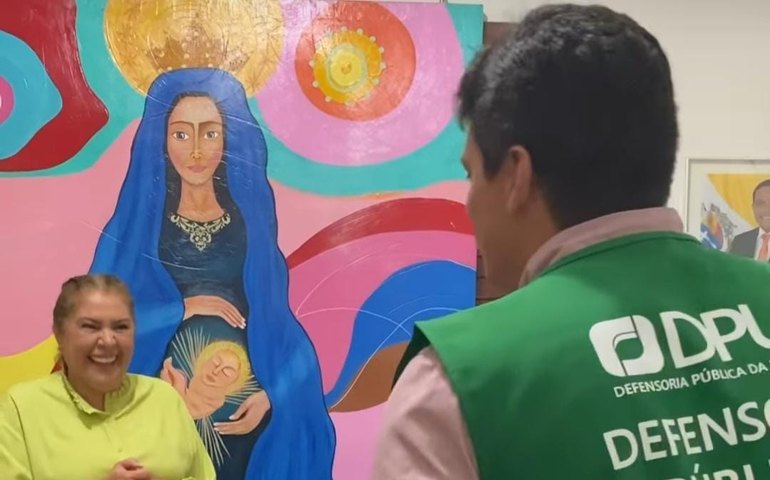 Furtada bolsa de defensor com notebook e Ipad de dentro da Secretaria de Assistência Social de Palmeira