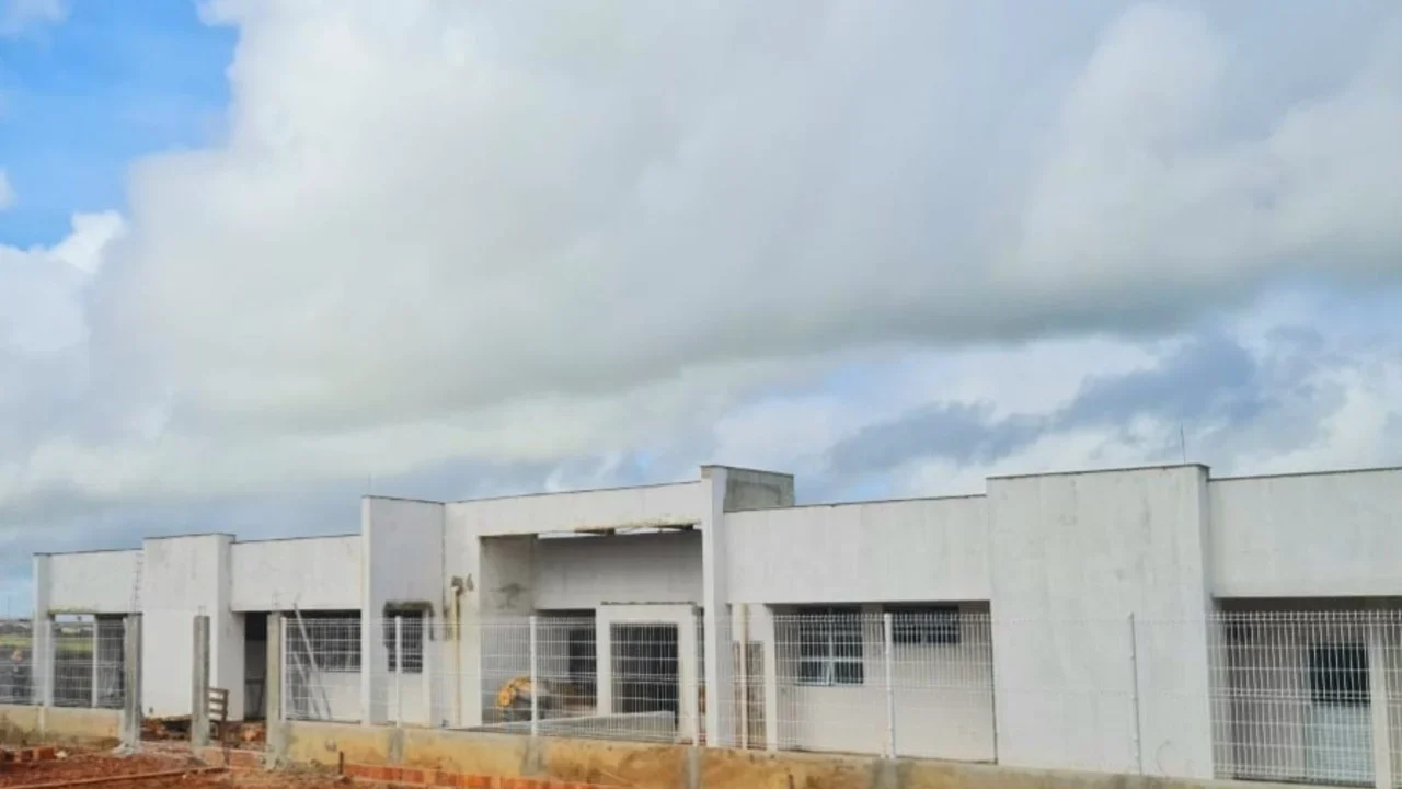 PGE barra modelo de R$ 380 milhões para 60 escolas sem terrenos definidos