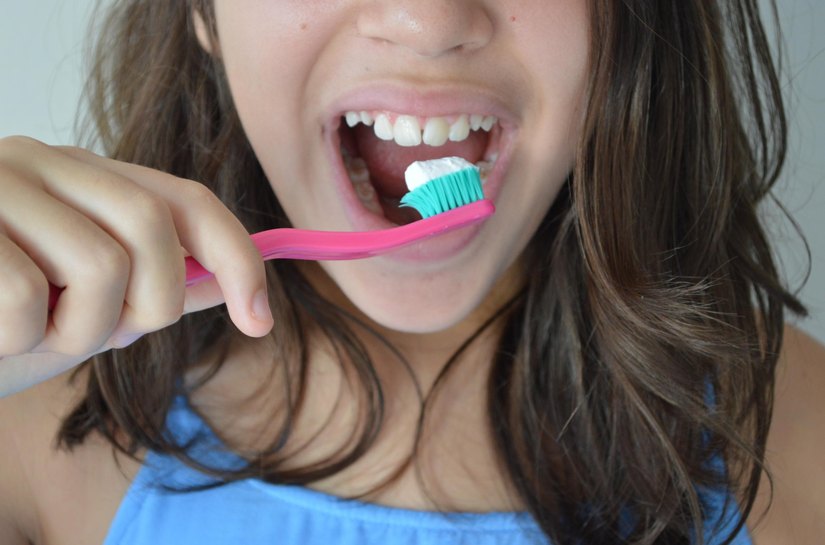 Saúde bucal impacta na prevenção de várias doenças graves, orienta cirurgiã-dentista da Sesau