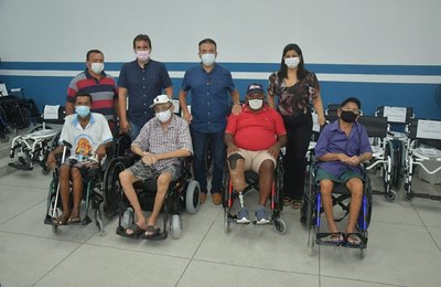 Prefeito Theobaldo Cintra entrega novas cadeiras de rodas em Major 