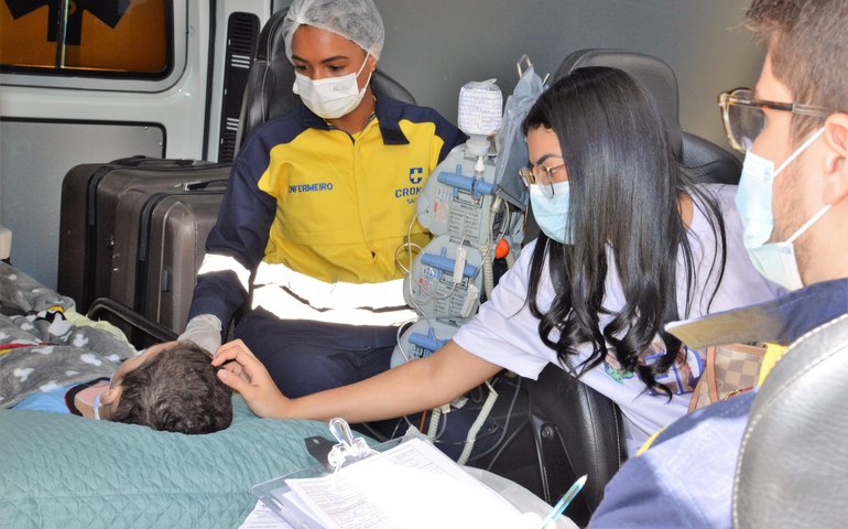 Sesau garante transferência de paciente com doença rara para hospital no Paraná