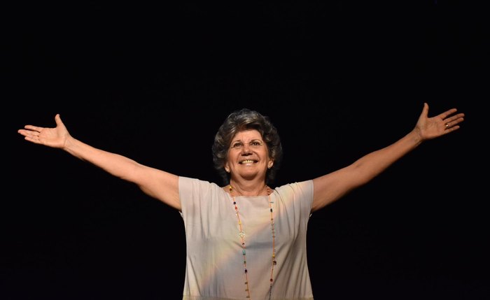 No Teatro, a museóloga percorre o foyer, o Salão Nobre e a sala de espetáculos.