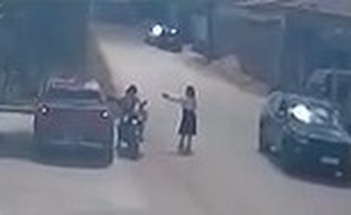 Vídeo mostra a suspeita chegando em um Jeep, indo direto ao veículo da vítima e disparando