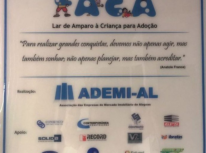 LACA recebe latas de leite arrecadadas pela OAB durante evento em faculdade