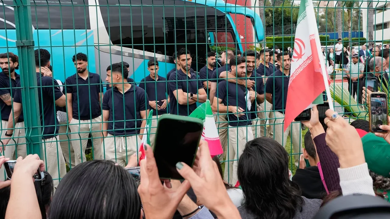 Irã volta para casa após uma dolorosa eliminação na Copa do Mundo, mas torcedores dizem que os jogadores devem se orgulhar.