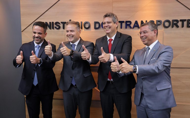 Paulo Dantas assina edital da construção da ponte que vai ligar Penedo a Neópolis, em Sergipe