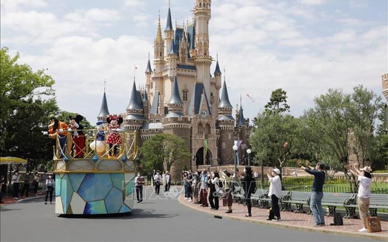 Walt Disney reverte prejuízo e tem lucro de US$ 2,62 bi, mas alerta sobre desafios em parques