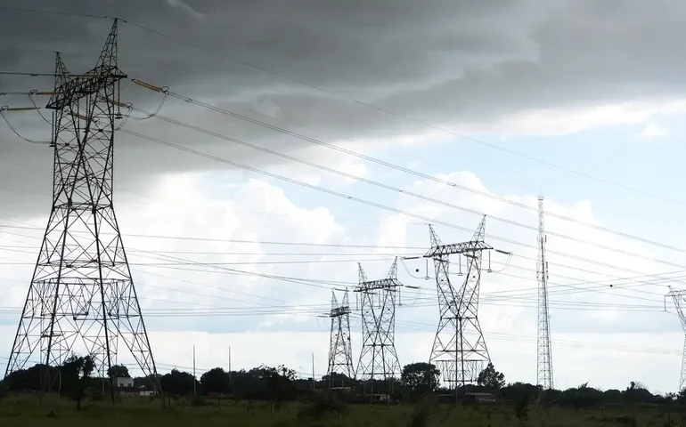 Tempestade na Austrália deixa 110 mil casas sem eletricidade e uma vítima fatal