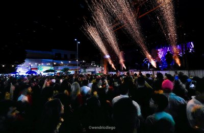 Dona da Farra leva multidão à Praça de Palmeira; encerramento da festa é neste sábado (29)