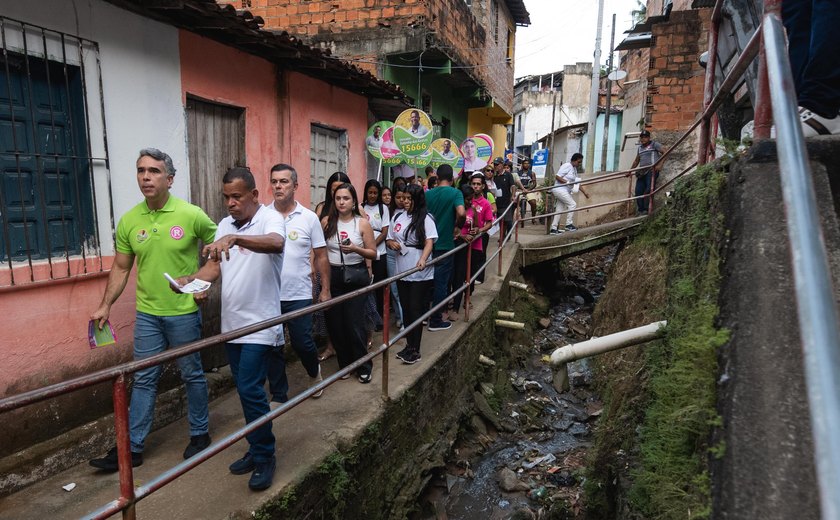 Rafael Brito percorre a Grota das Piabas e propõe melhorias na limpeza da cidade