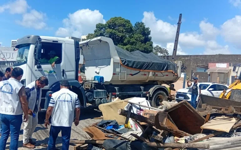 Vigilância Sanitária e Alurb recolhem 3 toneladas de entulhos em via pública