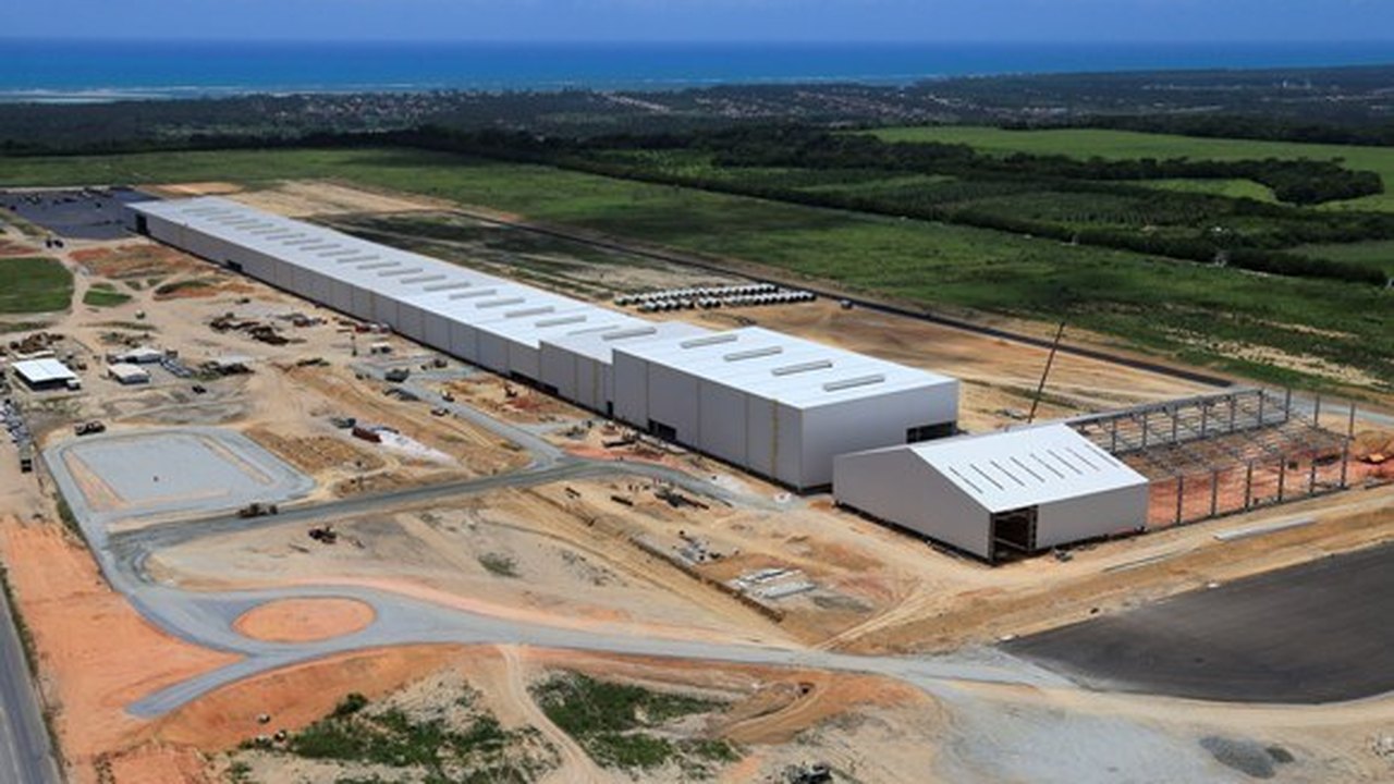 Governador visita obras da Portobello e recebe homenagem