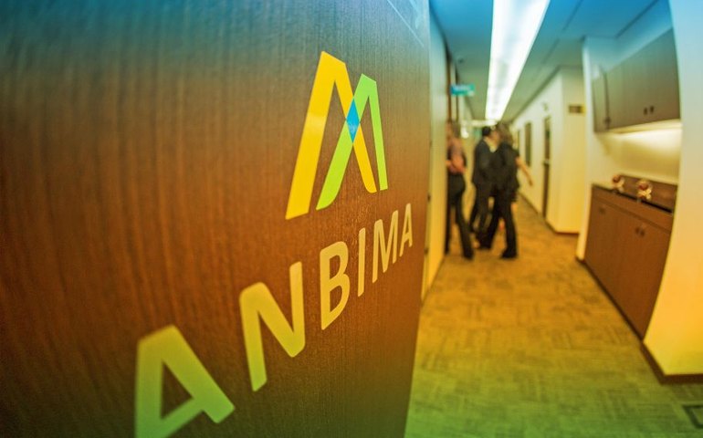 Anbima vê dólar no fim de 2021 a R$ 5,00 e eleva estimativa de alta do PIB a 5,4%