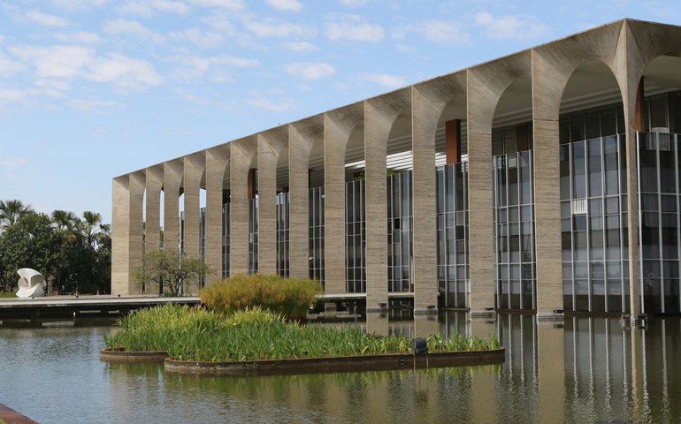 Lula deu aval à nota do Itamaraty sobre ataques do Irã a Israel; governo fala em cautela