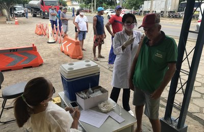 SMS leva drive thru para vacinar caminhoneiros, em Palmeira