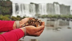 Moedas são jogadas por visitantes em ato de superstição