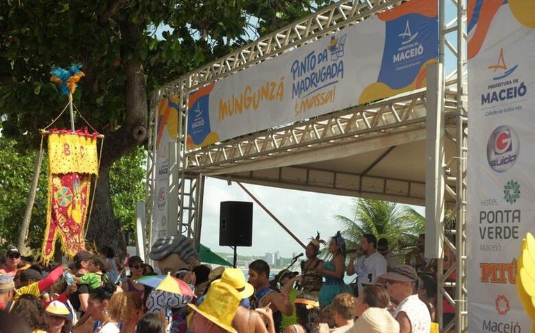 Pinto da Madrugada reúne foliões na Ponta Verde e serve cerca de 3 mil porções de mungunzá