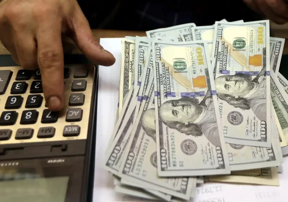 Dólar sobe para R$ 4,96 com dados do mercado de trabalho americano