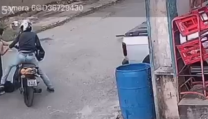 Motociclista expõe órgão genital para proprietária de loja em Aracaju; VÍDEO