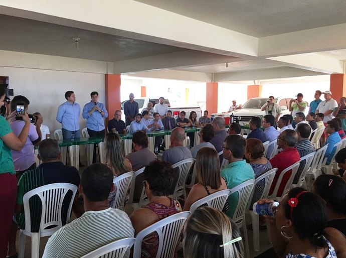 Cacau e ministro discutem situação da Praia do Francês com donos de barracas