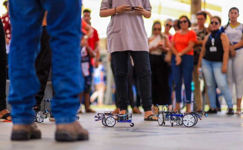 Mais de 300 alunos e alunas da rede municipal de  ensino participam da II EXPOMATEC