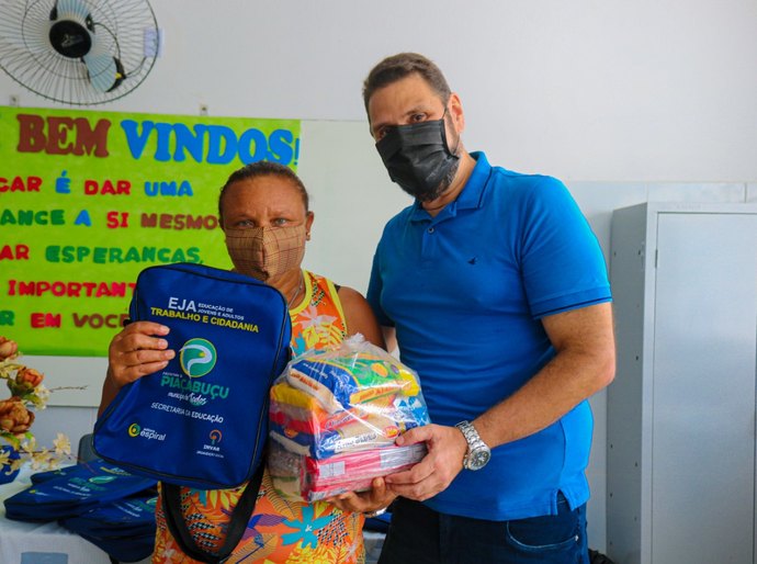 Alunos da EJA de Piaçabuçu recebem Kit Alimentação e Escolar