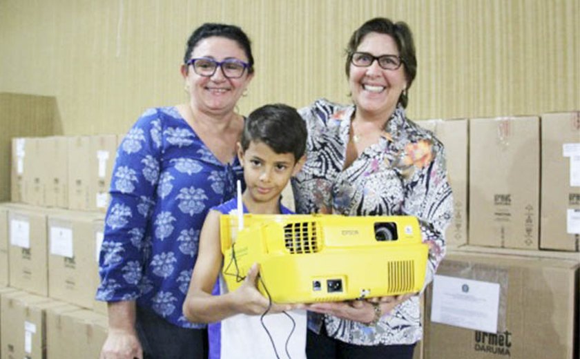 Arapiraca: Célia Rocha entrega 80 equipamentos de informática à Educação