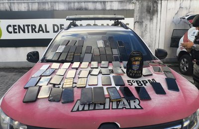 PM apreende 75 celulares durante cumprimento de mandado judicial em Maceió