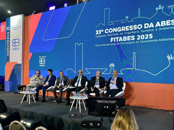 Casal encerra participação no 33º Congresso da Abes discutindo modelo de concessões em Alagoas