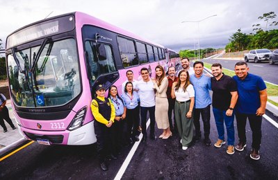 Ao lado de JHC, Marina Candia participa da entrega do Ônibus da Mulher em Maceió