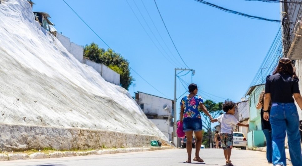 03-10-23-Contencao-Encosta-Cruz-das-Almas-Moradores-SEMINFRA-Foto-Felipe-Sostenes-8_2026-03-26-153559_nrda