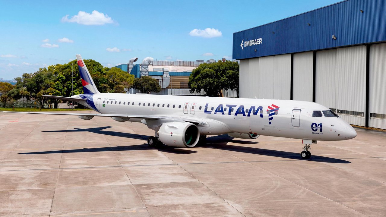 Embraer entrega 1º dos 74 aviões encomendados pela LATAM Airlines Brasil