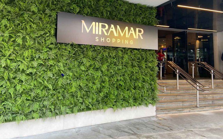 Homem se joga do segundo andar de shopping e atinge outra pessoa na queda no litoral de SP