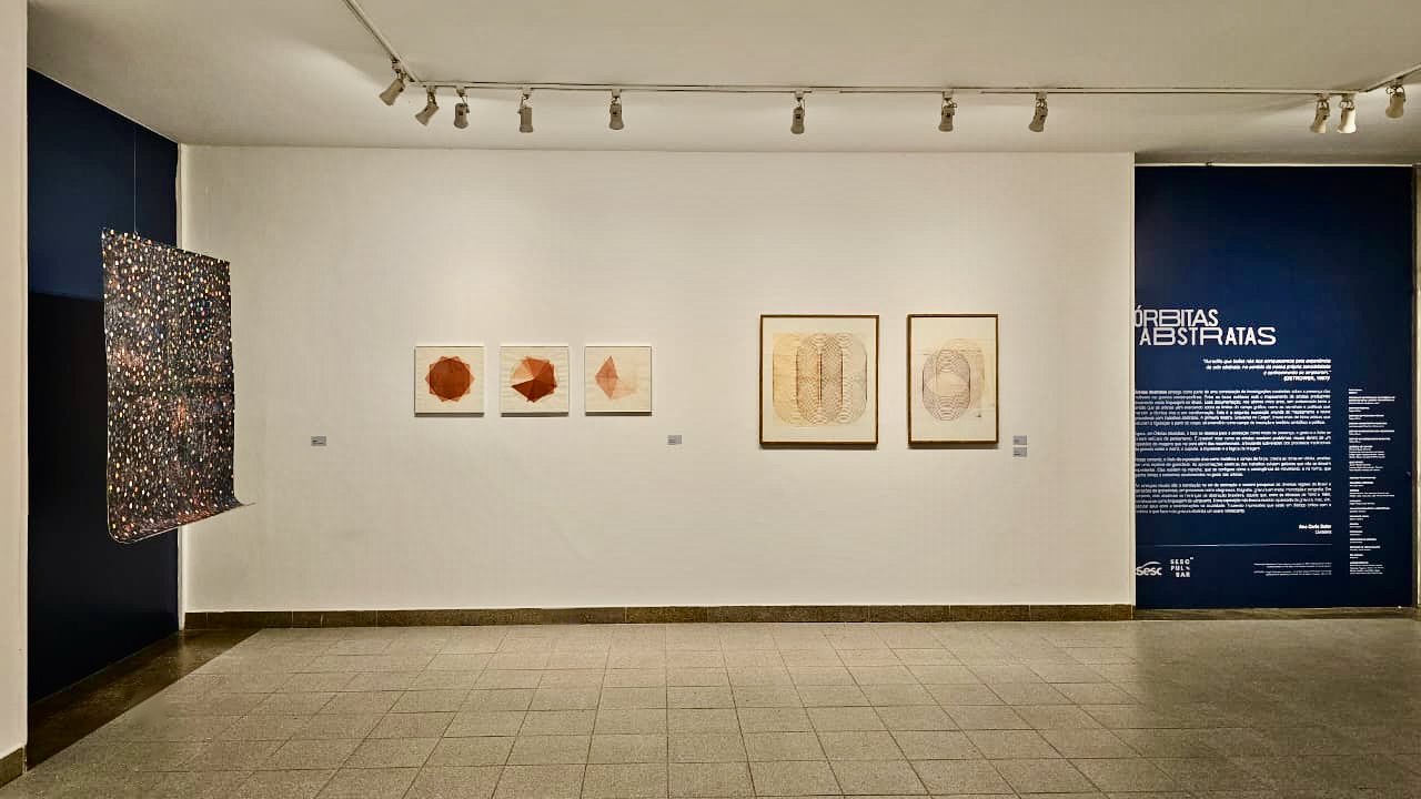 Exposição em Niterói destaca gravuras abstratas sob o olhar feminino
