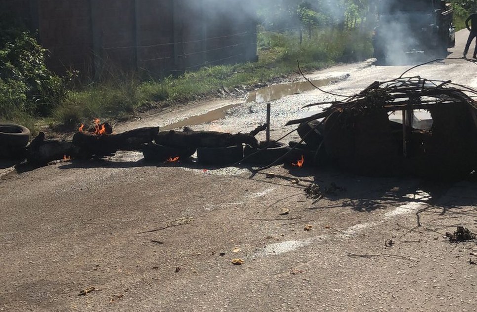 Manifestantes bloqueiam rodovia com pneus queimados em São Cristóvão