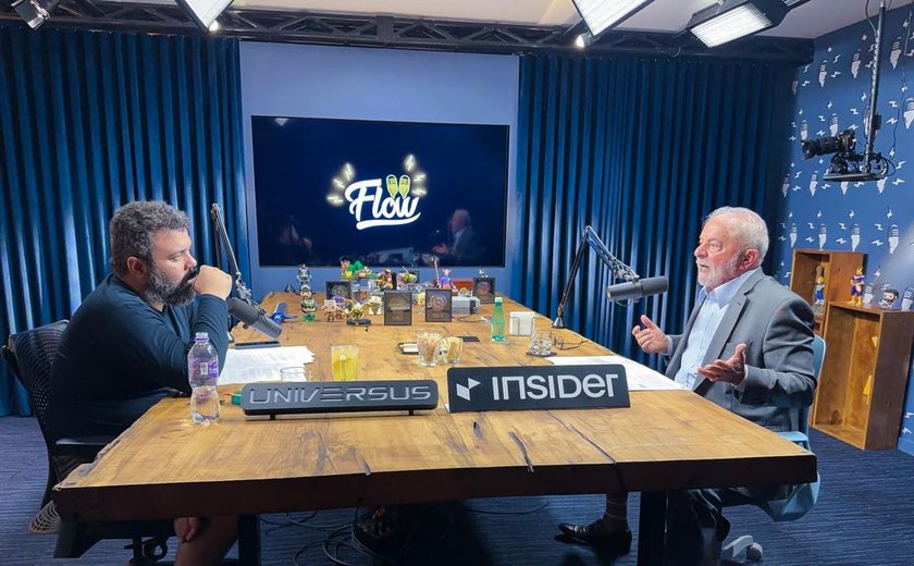 Lula no Flow: “Bolsonaro tem uma rede de robôs e mente descaradamente”