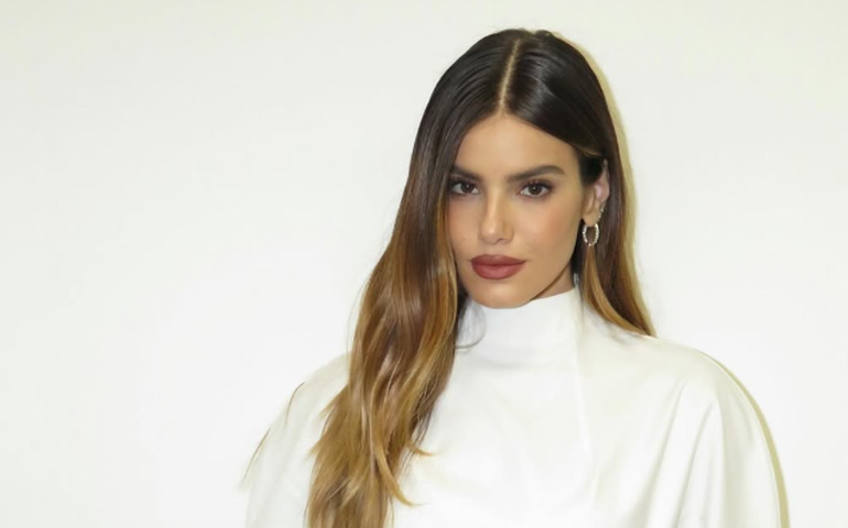 Camila Queiroz brinca sobre semelhança da filha com Klebber Toledo: 'Pariu o marido'