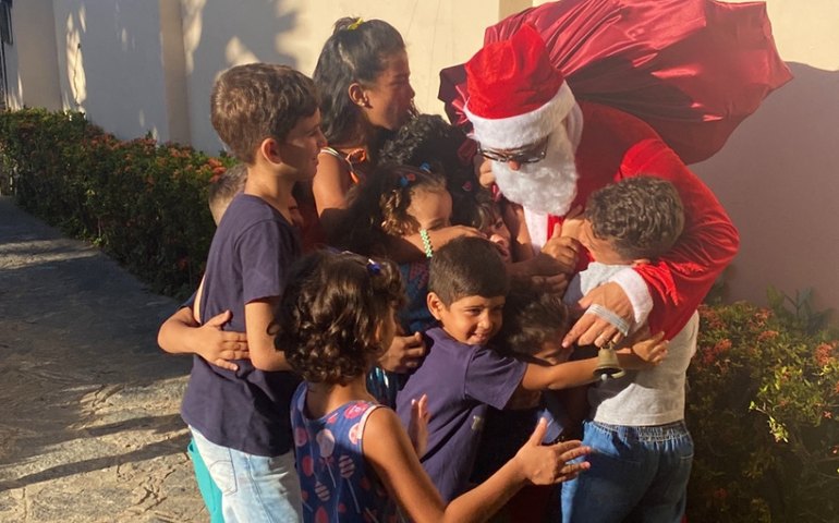 Papai Noel visita crianças e festeja o Natal na unidade de acolhimento Rubens Colaço