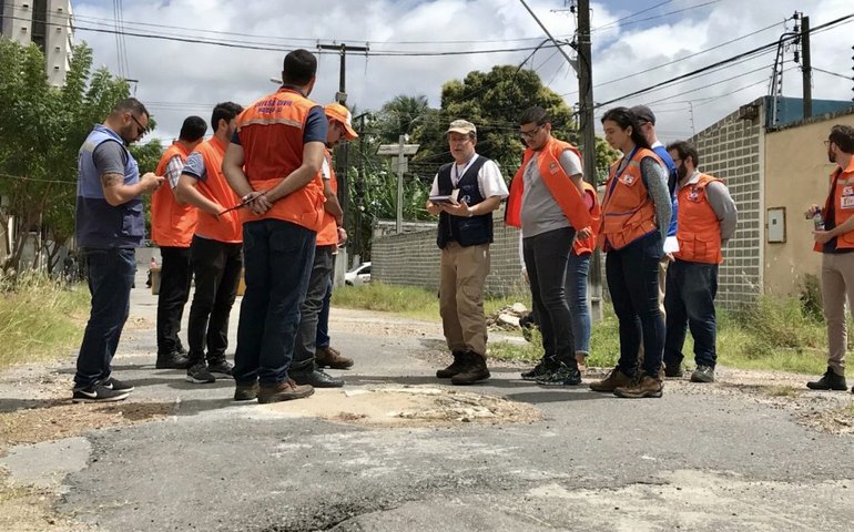 Aula em campo orienta sobre monitoramento de fissuras