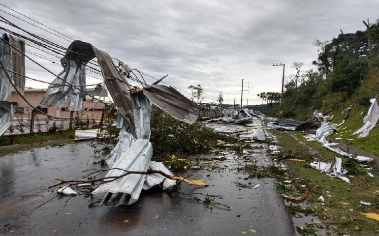 Ciclone causa estragos em SC; há alerta de granizo em outras áreas nesta terça