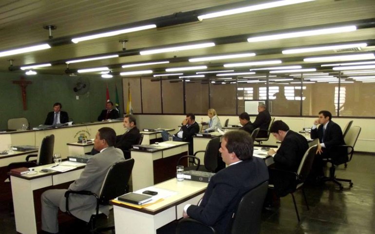 Prefeito de Palmeira tenta mudar Lei Orgânica para dar legalidade a “trem da Alegria”