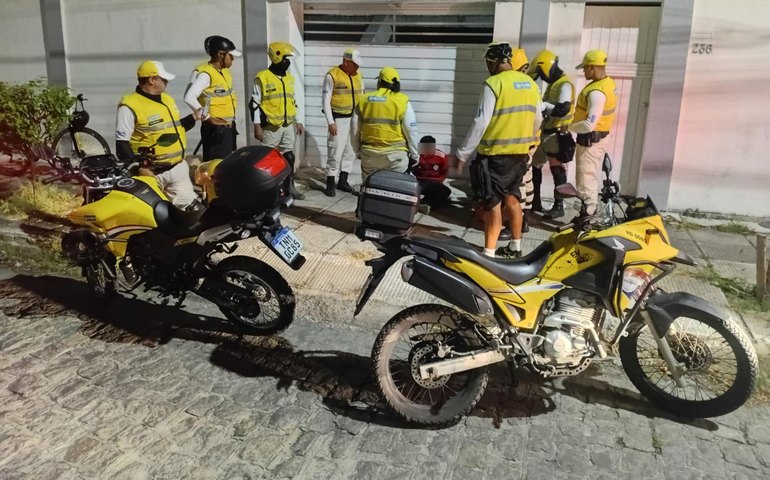 Ronda no Bairro prende dois suspeitos de assalto no Corredor Vera Arruda, em Maceió
