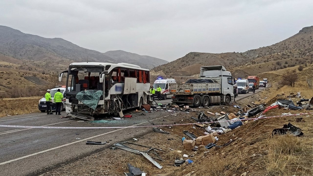 Colisão entre ônibus e caminhão deixa 11 mortos e 27 feridos no oeste da Turquia