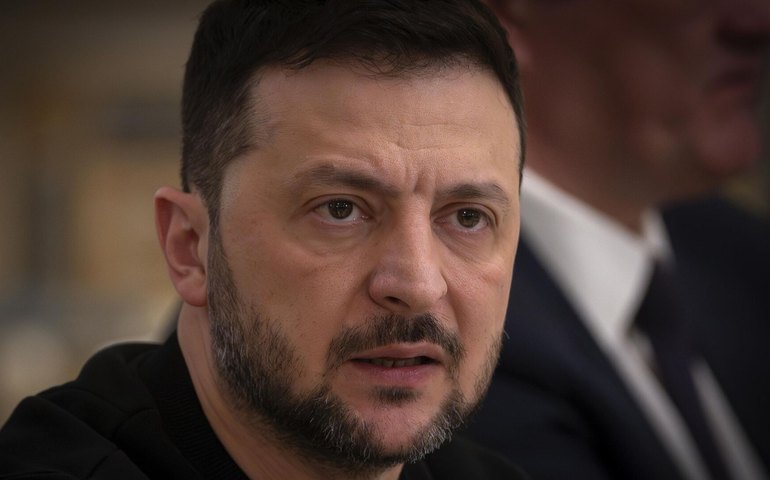 Zelensky enfrenta perda de autoridade e questionamentos sobre a realidade na Ucrânia, aponta jornal britânico