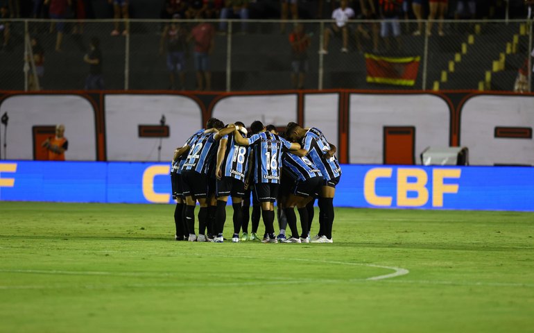 Ônibus do Grêmio é atacado por vândalos antes de embarque para jogo com o Atlético-MG em Minas