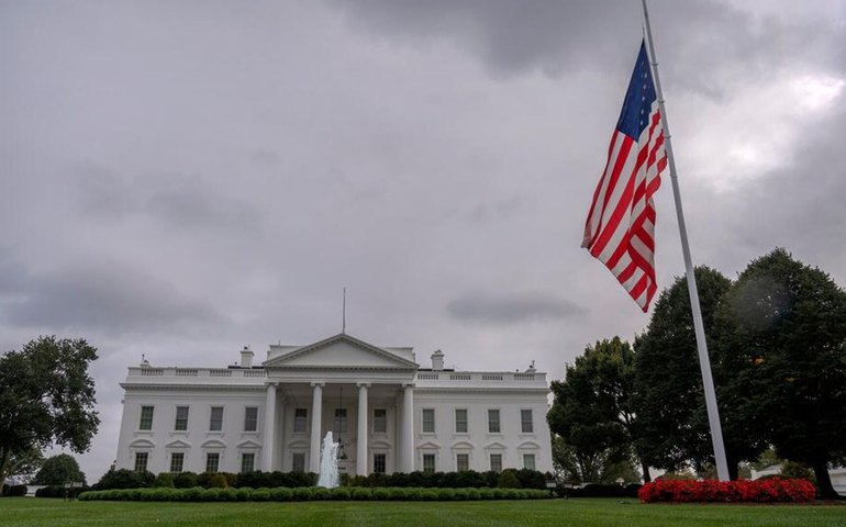 Cerca de 100.000 funcionários federais dos EUA deixam seus empregos, diz mídia