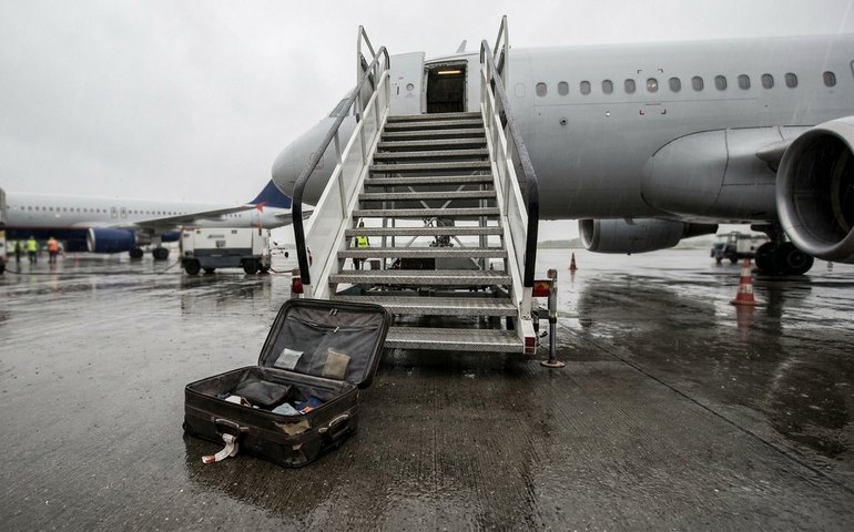 Idosa morta após cair da escada de avião segurava mala e estava a 3 degraus do solo